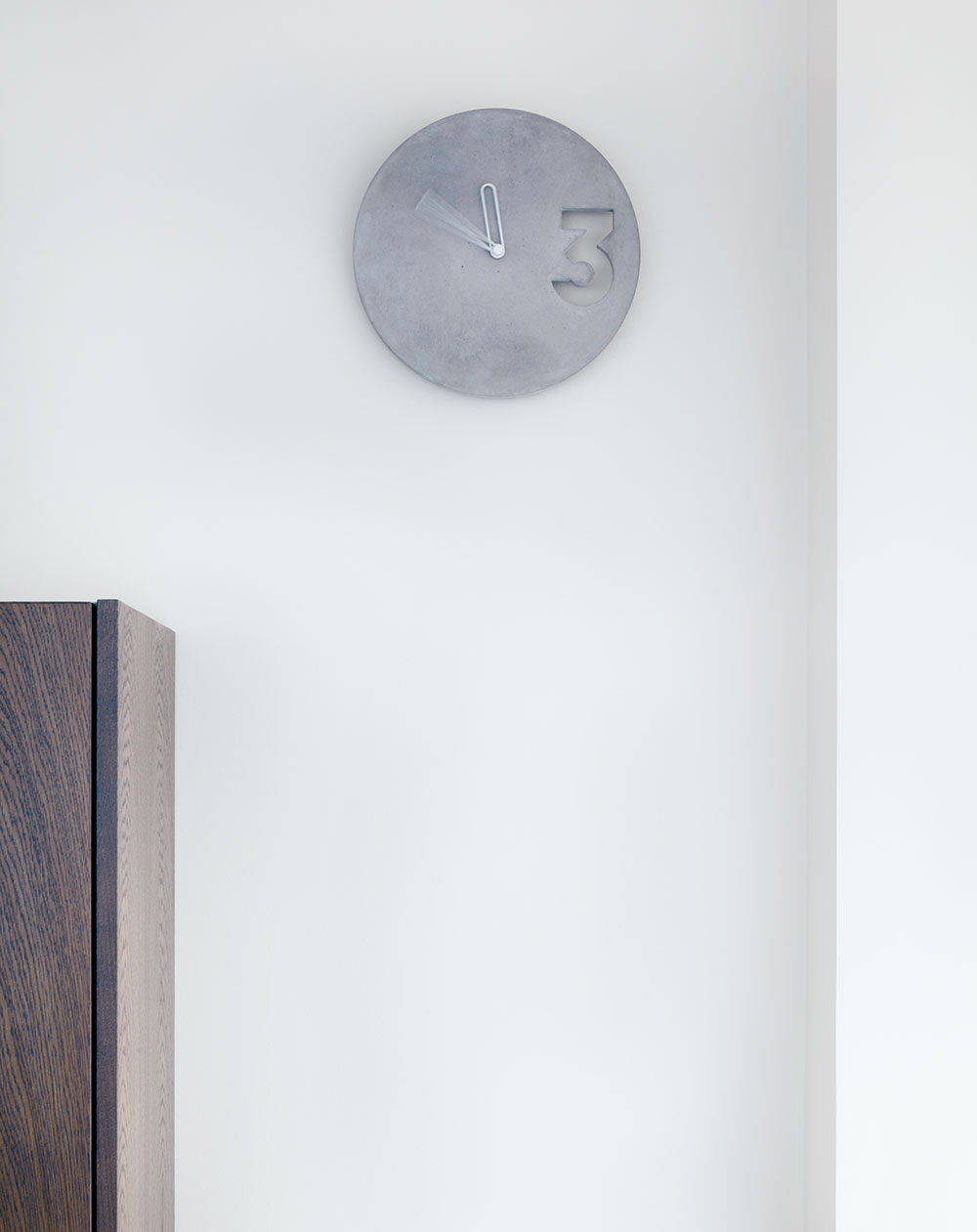 Minimalistické hodiny jsou jedním z betonových doplňků, krásně se vyjímají na stěně v kuchyňské části. FOTO BOYSPLAYNICE