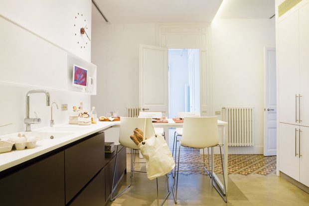 V kuchyni vytvořila architektka praktické zákoutí s jídelním stolem a židlemi. FOTO WESTWING HOME&LIVING