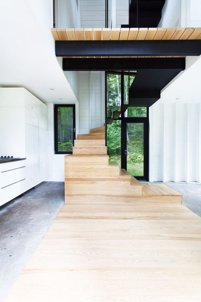 Jednu z hlavních rolí v interiéru hraje schodiště vyrobené z oceli a dřeva, které zabírá velkou část prostoru. Přesto ale jeho konstrukce působí křehce a jednoduše. FOTO FRANCIS PELLETIER