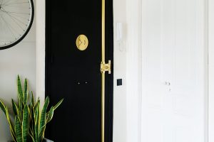 Dveře vedoucí do ložnice jsou původní – architekti je nechali obnovit. Na vchodových dveřích zase vyniká zlatý zamikací systém, který nebylo vůbec potřeba skrývat. FOTO ROBERTO RUIZ, WWW.ROBERTORUIZ.EU