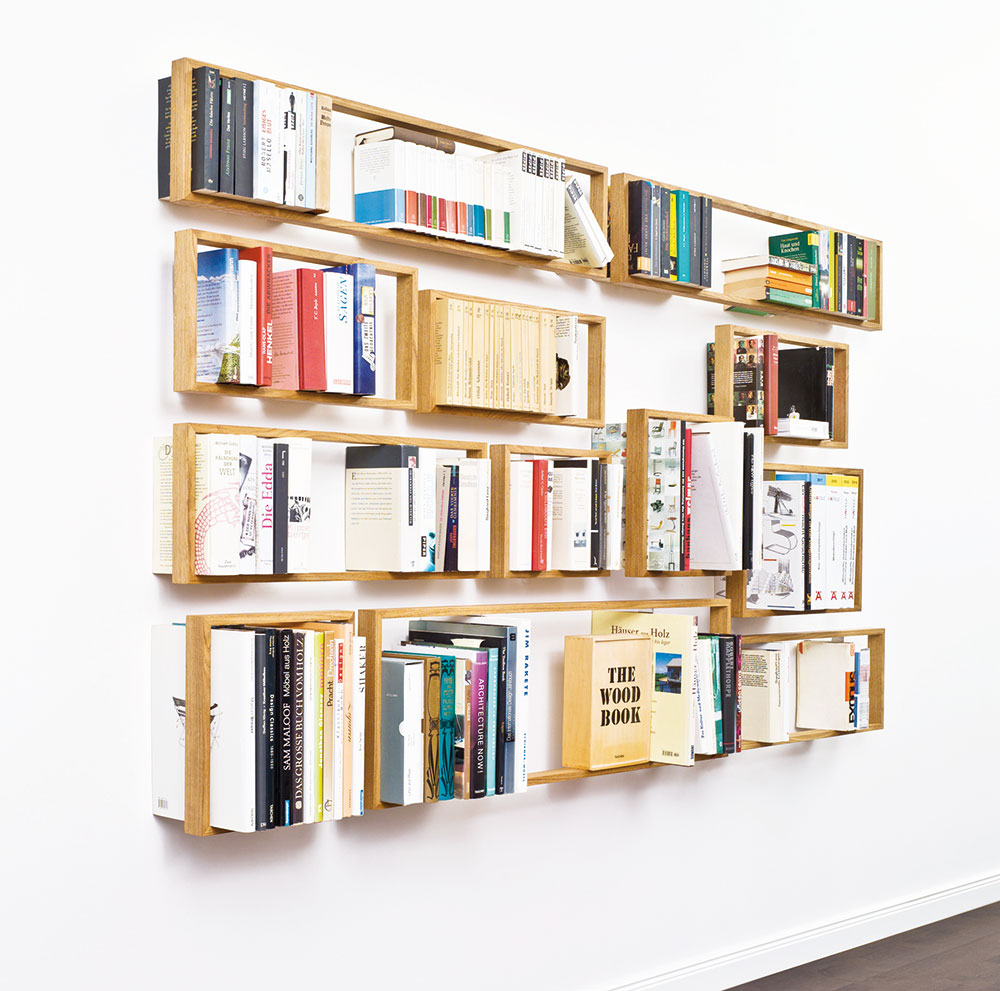 I z jednoduchých dřevěných „rámečků“, poskládaných dle libosti a přivrtaných do zdi, si lze vytvořit originální knihovnu.FOTO BONAMI