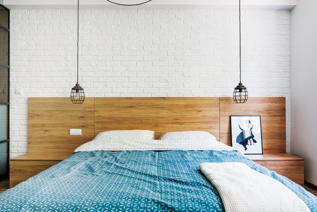 Osvětlení u postele tvoří ze stropu spuštěná kovová svítidla. Vypínače jsou zapuštěny do čela postele.