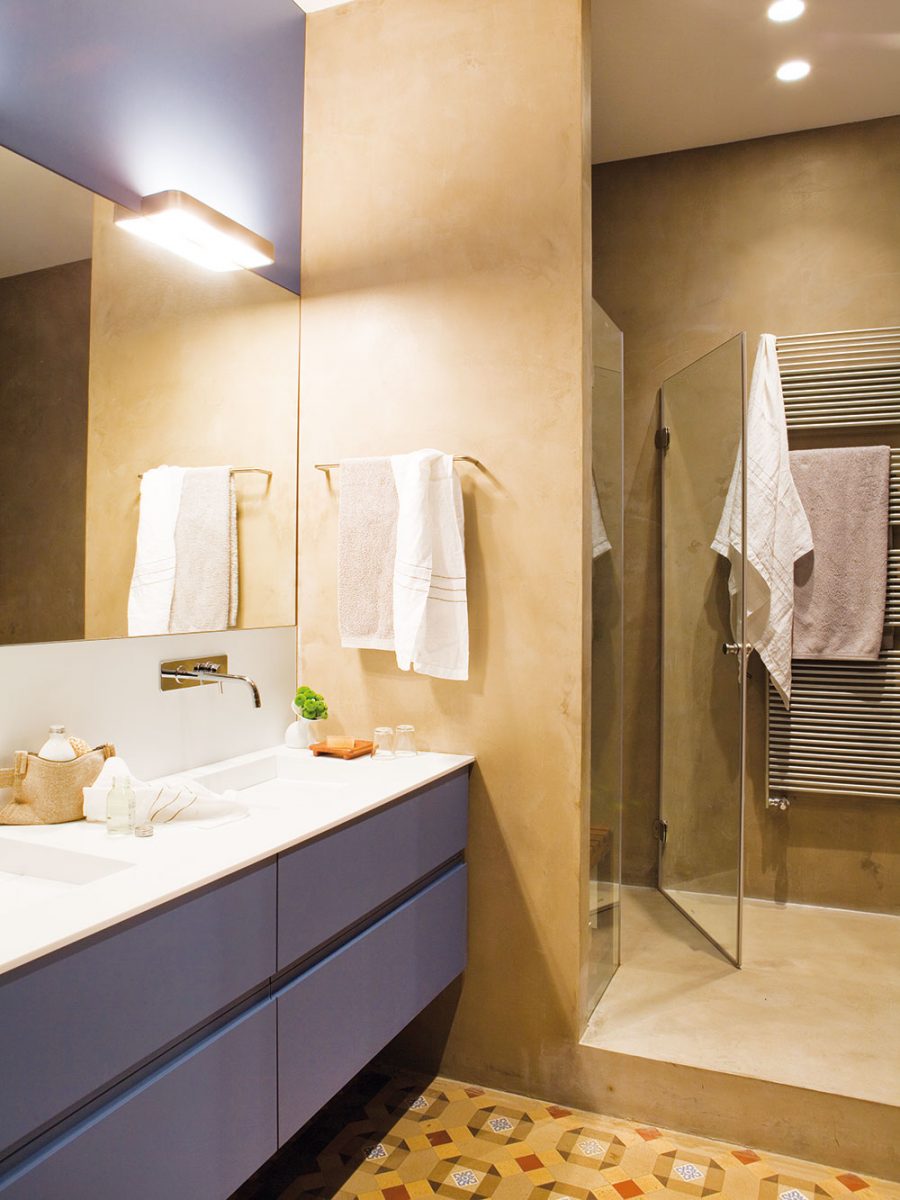 Koupelnu v minimalistickém duchu a jemných tónech opět doplňuje efektní dlažba. FOTO WESTWING HOME&LIVING