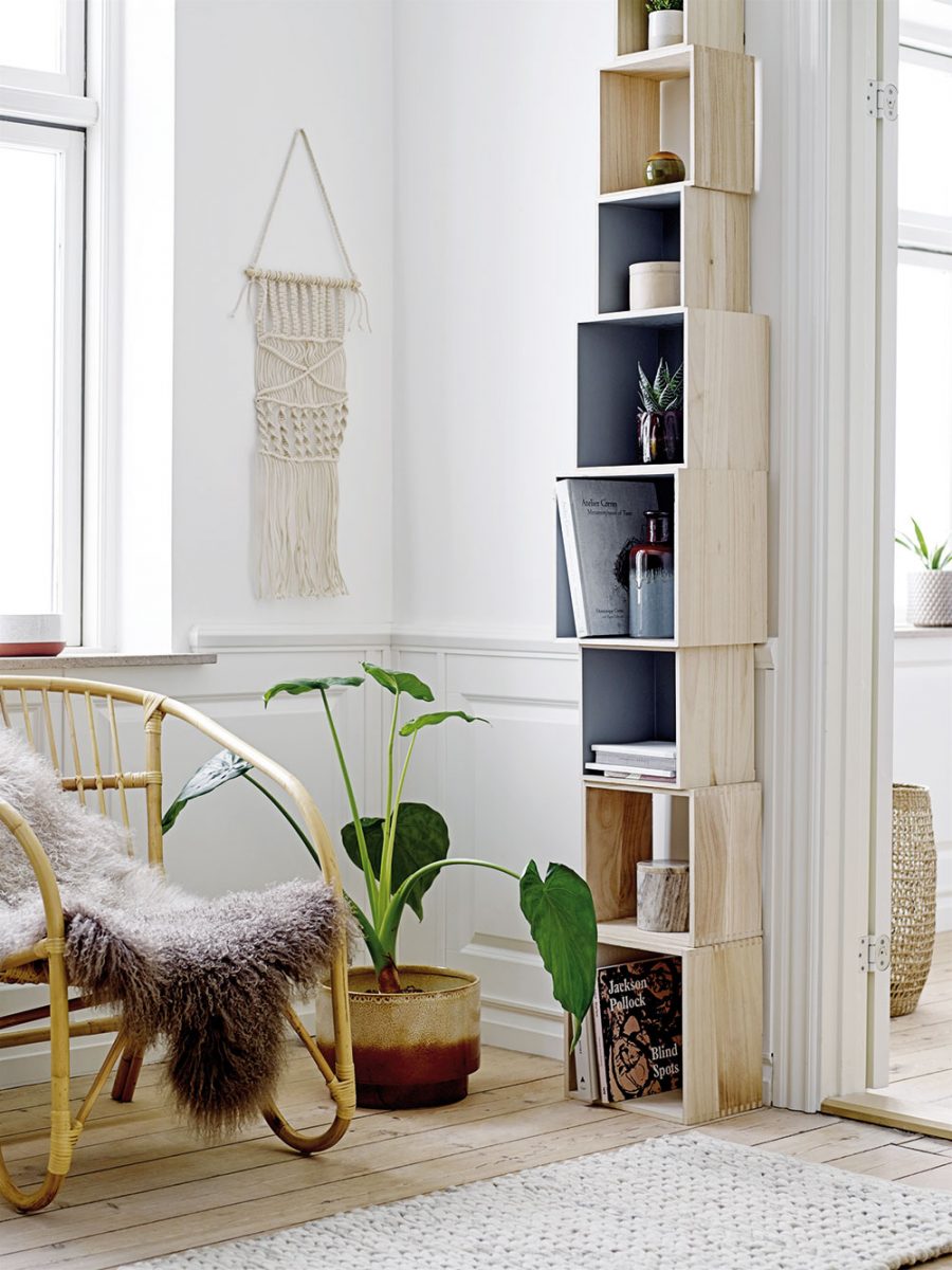 Menší, větší, největší – dřevěné boxy různě poskládané na sebe tak vysoko, jak se vám líbí a hlavně jak se vám vejdou do místnosti. I takhle může vypadat knihovna. FOTO BLOOMINGVILLE