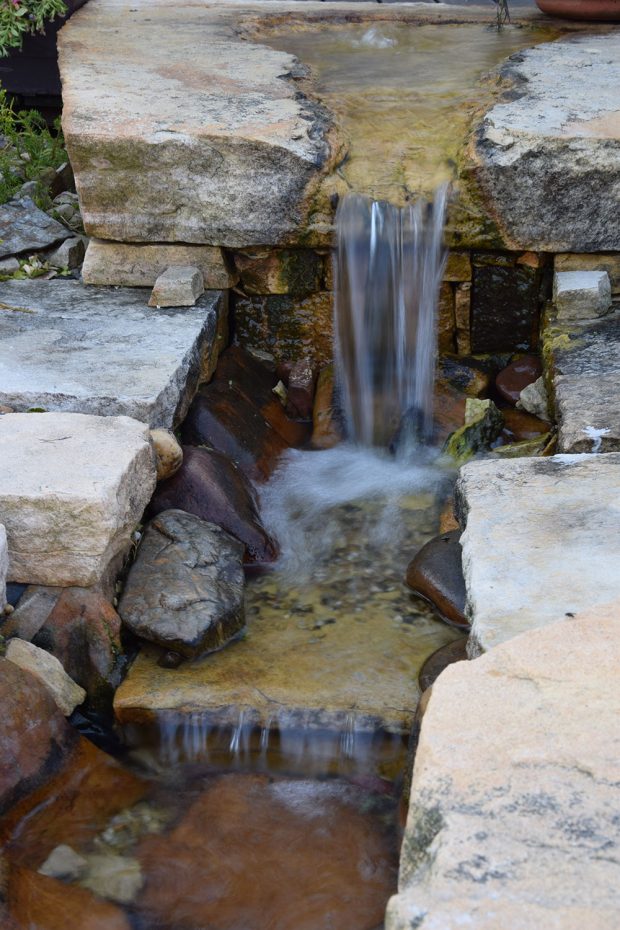 Voda v pohybu do zahrady vnáší příjemnou dynamiku. foto: Lucie Peukertová