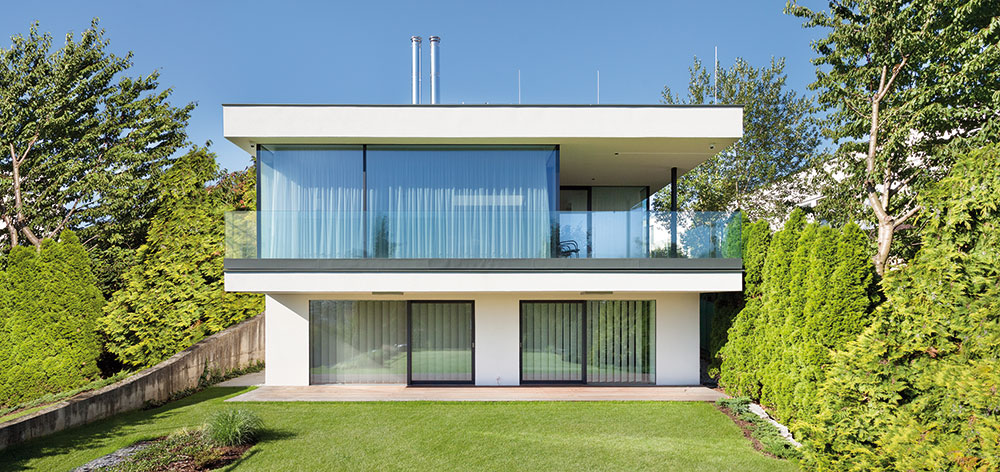 Jednoduchý a moderní dům na svahu, který naplno využíva krásných výhledů