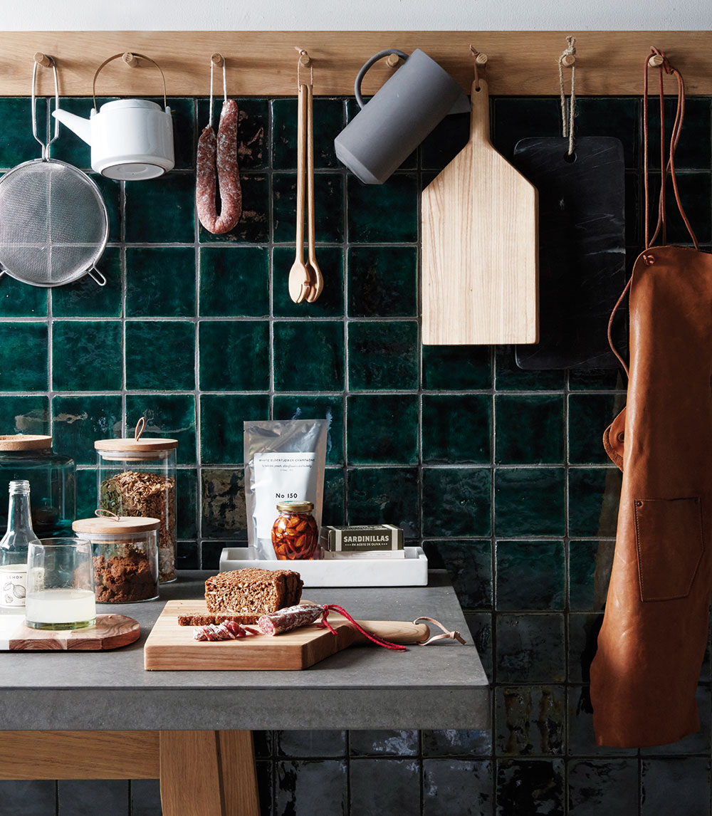 Chcete-li mít své kuchyňské pomůcky neustále na očích, ideální volbou je dřevěný věšáček, na který si je všechny zavěsíte.