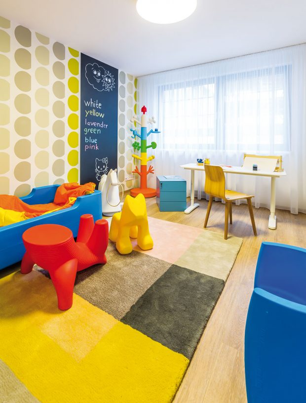 V dětském pokoji dominují veselé barvy a odolné plasty – hravý styl, jenž osloví většinu malých dětí i rodičů. K aktuálním interiérovým trendům patří i tapety a tabulová barva, které jsou pro využití v dětském pokoji jako stvořené. FOTO MIRO POCHYBA
