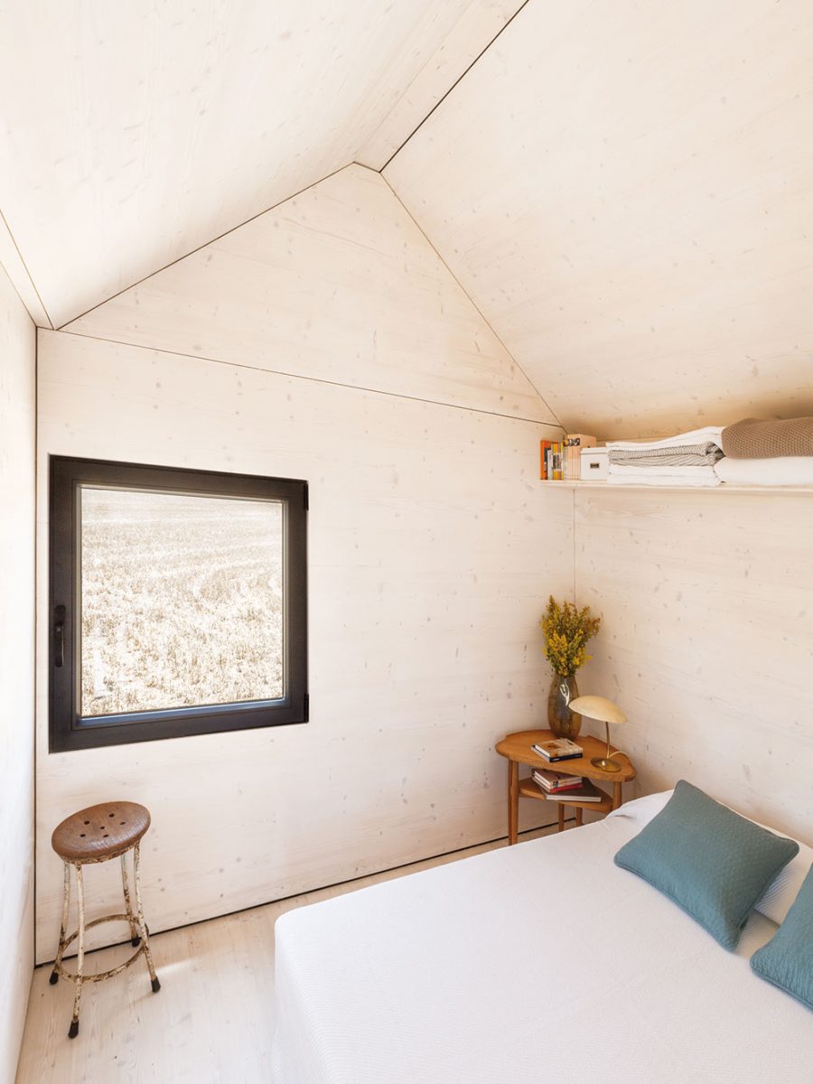 Přírodní dřevěné stěny v ložnici vnášejí do interiéru atmosféru klidu a rovnováhy. Foto Juan Baraja