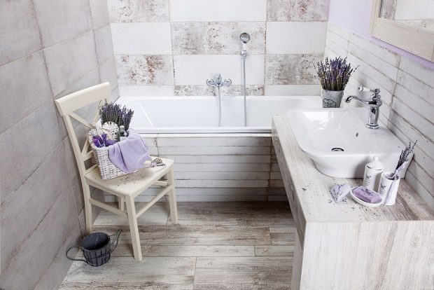 Koupelna ve stylu Provence je plná přírodních materiálů a světlých tónů. FOTO SIKO KOUPELNY&KUCHYNĚ