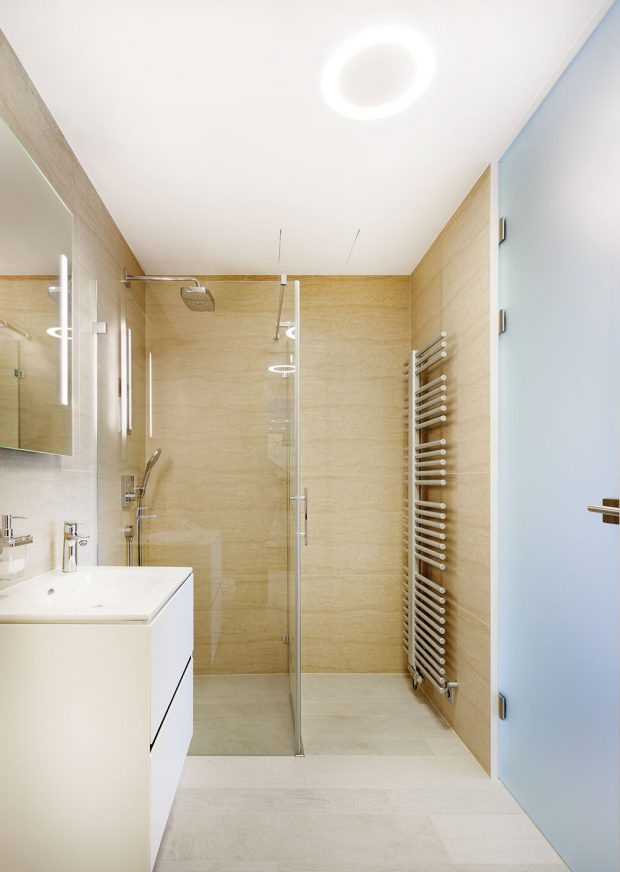 Barevné řešení koupelen je rovněž střídmé a moderní. Součástí řešení je i praktický shoz na prádlo. FOTO JAROSLAV HEJZLAR
