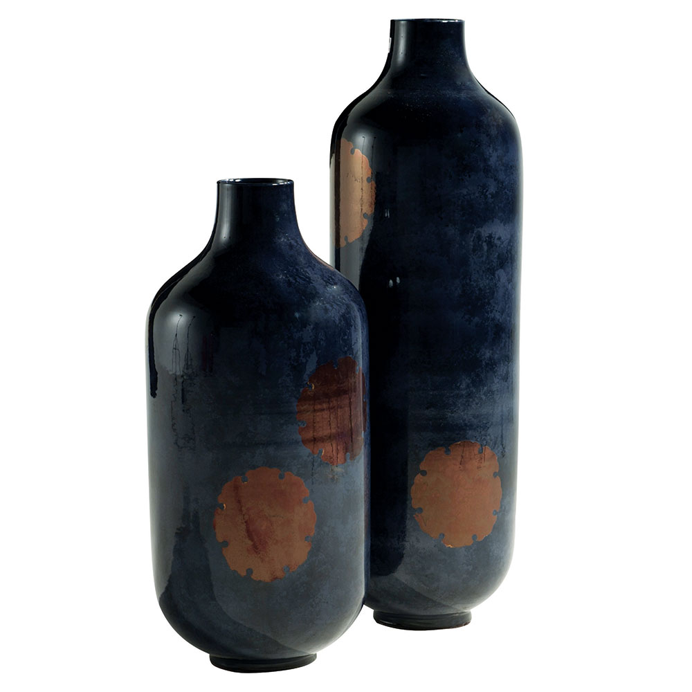 Váza Aka Hanawa, design Kenzo Takada, v modré a červené barvě, výška 77 cm, šířka 36,5 cm, info o ceně na www.roche-bobois.com