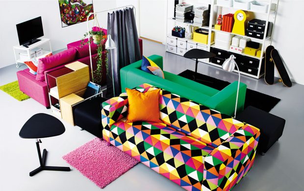 Pokud zvolíte extravagantní gauč s křiklavým geometrickým vzorem, doplnit ho můžete i dalšími barevnými doplňky – třeba kobercem, lampou nebo stoličkou. Aby místnost nebyla příliš „bláznivá“, zůstaňte u jednobarevných ploch bez dalších ornamentů. FOTO IKEA