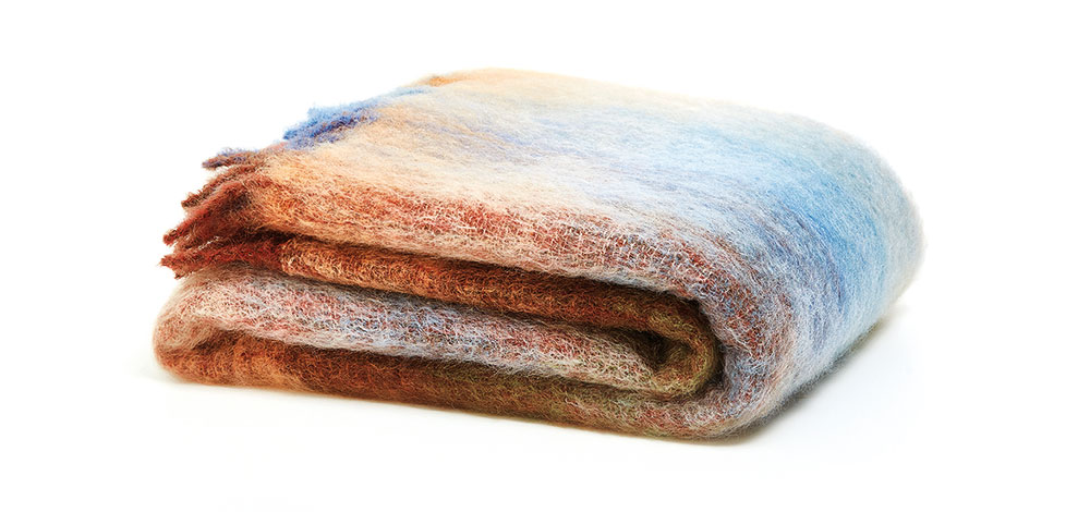 Hladká deka s třásněmi a efektem ombré, 130 x 170 cm, 64 % vlna, 34 % mohér, 2 % polyamid, 3 299 Kč, www.zarahome.com/cz