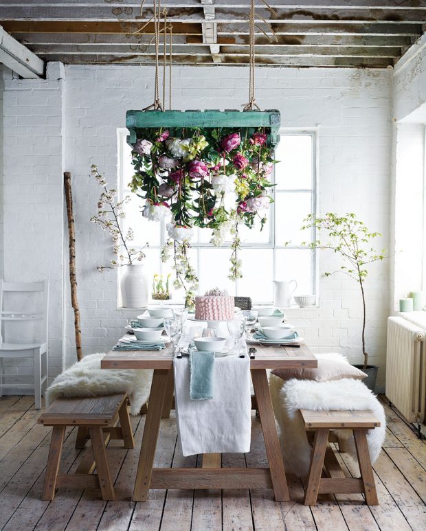 Působivou romantickou jídelnu vytvoříte i s obyčejnou jídelní sestavou v podobě jednoduchého dřevěného stolu a dvou lavic. Důležité jsou další dekorace, jako květiny, kožešiny na lavicích a nádobí na stole. FOTO NEPTUNE