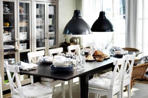 Velký rozkládací stůl, spousta židlí a nádobí. To je jídelní prostor pro početnou rodinu. Klasickými tvary a kombinací černé a bílé barvy nikdy nic nezkazíte. Aby bylo stolování ještě příjemnější, doplňte židle o pohodlné polstrované sedáky. FOTO IKEA