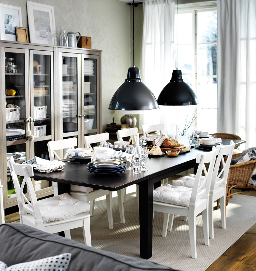 Velký rozkládací stůl, spousta židlí a nádobí. To je jídelní prostor pro početnou rodinu. Klasickými tvary a kombinací černé a bílé barvy nikdy nic nezkazíte. Aby bylo stolování ještě příjemnější, doplňte židle o pohodlné polstrované sedáky. FOTO IKEA