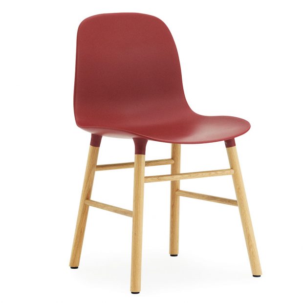 Židle Form, od Normann Copenhagen, design Simon Legald, výška 78 cm, délka 48 cm, hloubka 52 cm, výška sedáku 43 cm, dubové dřevo, plast, 6 490 Kč, www.designville.cz