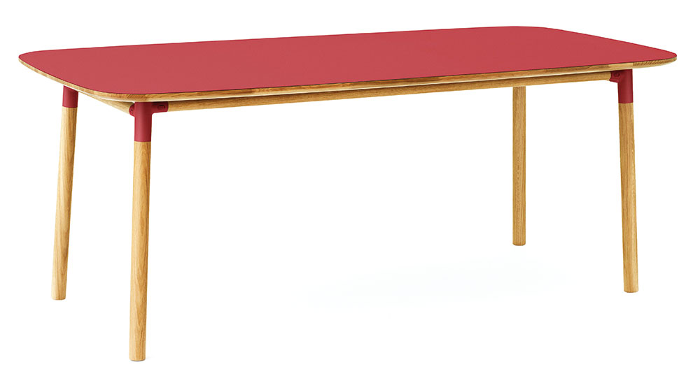 Stůl Form, od Normann Copenhagen, design Simon Legald, 95 x 200 cm, červená, dub, 49 900 Kč, www.designville.cz