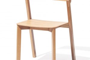Židle Merano, design Alex Gufler, masivní dubové dřevo, výška 79 cm, výška sedadla 45 cm, hloubka sedadla 42 cm, 6 510 Kč, TON