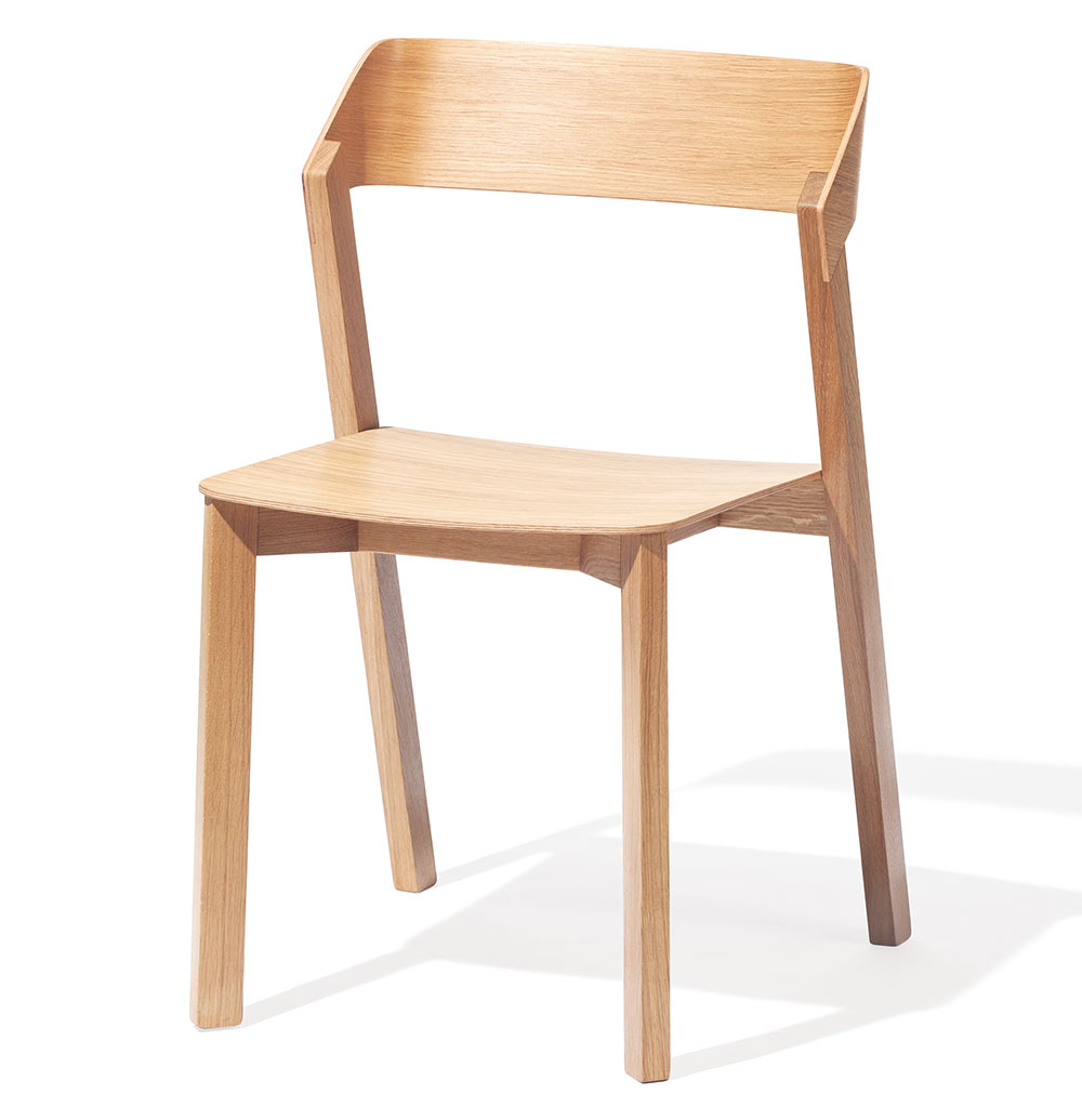 Židle Merano, design Alex Gufler, masivní dubové dřevo, výška 79 cm, výška sedadla 45 cm, hloubka sedadla 42 cm, 6 510 Kč, TON