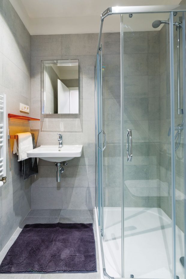 Vybavení koupelny, stejně jako podlahy či dveře, si mohou klienti vybrat z nabídky standardů, v jejichž rámci je k dispozici více typů zařízení, barev či dekorů. Z téže nabídky vybírali i architekti při zařizování vzorových bytů. FOTO MIRO POCHYBA