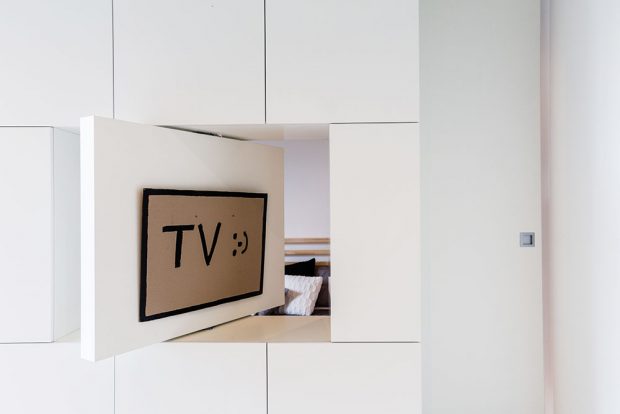 S umístěním televize si architektka vyhrála. Díky otočnému modulu ji lze totiž sledovat buď z obývací části, nebo z pohodlné postele za stěnou. FOTO FRANTIŠEK GÉLA, FABIÁN FRONČEK