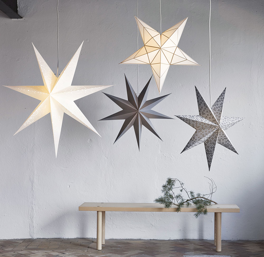 Stínidlo závěsné lampy STRÅLA ve tvaru hvězdy s průměrem 90 cm pořídíte za 129 Kč v obchodních domech IKEA.