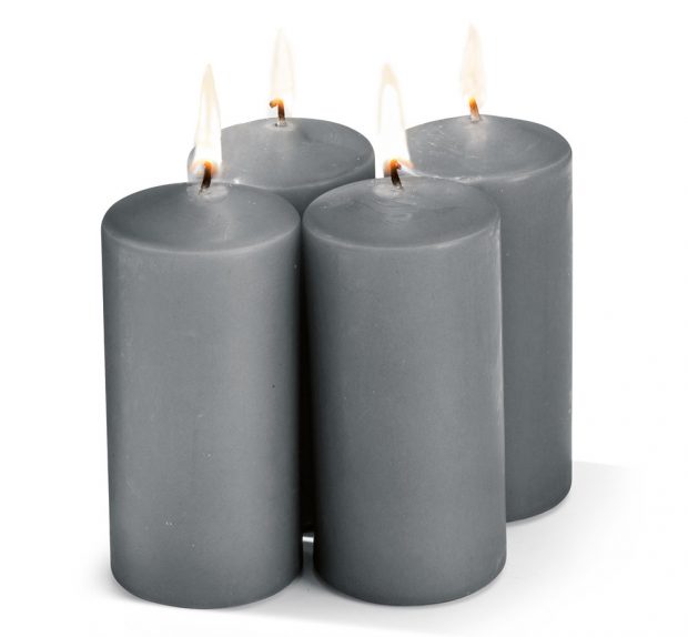 Adventní svíčky šedé prodává Kik od 25 Kč za kus.