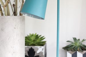 Modrá stolní lampa Red Cartel Placido má rozměry 11 x 45 cm a vyrobena je z kovu. Její podstavec z betonu a přívodní kabel je potažen textilními vlákny. Lampu je vhodné doplnit světelným zdrojem E14, 15 W.