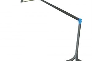 Stolní lampa FLOU od společnosti HALLA, navržená designérkou Martinou Doležalovou, byla speciálně navržena pro rovnoměrné osvětlení pracovního prostoru, k čemuž využívá technologii světelného zdroje OLED. Lampu je možné volně postavit na stůl, nebo připevnit k pracovní ploše. Světelný panel i celé svítidlo jsou otočné v kloubu, můžete je tedy dle potřeby otáčet. K dostání je v několika barevných variantách.