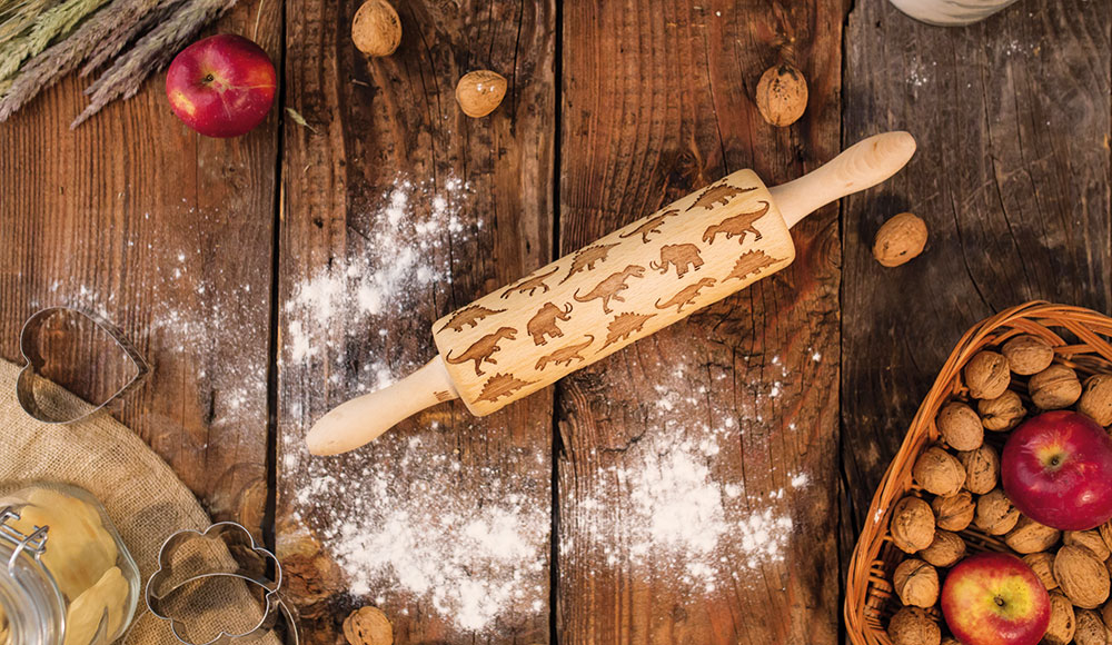 Pomocí kuchyňského válce TOM, který je vyrobený z dubového dřeva, si můžete vyrobit originální sušenky, nebo vánoční pečivo. Válečky s rozměry 220 x 62 mm a různými vzory najdete na www.fler.cz, u výrobce L2M Technology.
