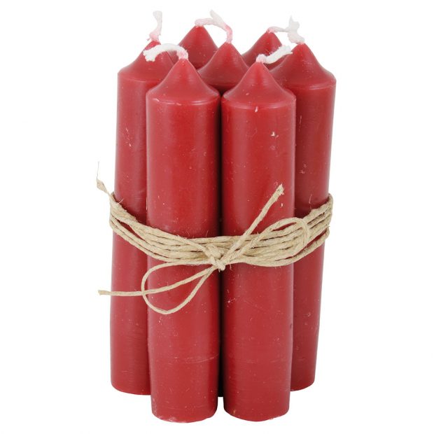 Pro obyčejné červené užší svíčky najdete uplatnění vždycky. Hodí se do věnců, svícnů nebo třeba vysokých sklenic či květináčů. Sadu 6 kusů s průměrem 2,2 cm a délkou 11 cm pořídíte na www.bellarose.cz za 84 Kč.