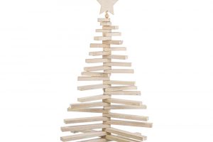 Vánoční stromek může být i zcela netradiční, třeba v podobě dřevěné rozložitelné konstrukce. FOTO WESTWING