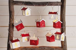 Vánoční světelnou chaloupkovou girlandu rozmístěte na čelo postele, okno, nebo pověste na poličku. Řetěz o délce 180 cm a rozměrech chaloupky 6 x 7 cm prodává Westwing za 599 Kč.