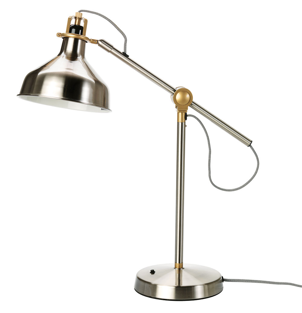 Pracovní lampa Ranarp, detaily: ocelové klouby, pruhované textilní kabely, výška 42 cm, průměr stínidla 19 cm, délka kabelu 159 cm, max. 11 W, 799 Kč, IKEA.