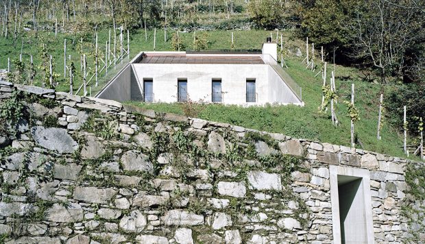 Bydlení na důchod po švýcarsku: Futuristický dům ukrytý ve svahu s výhledem do údolí