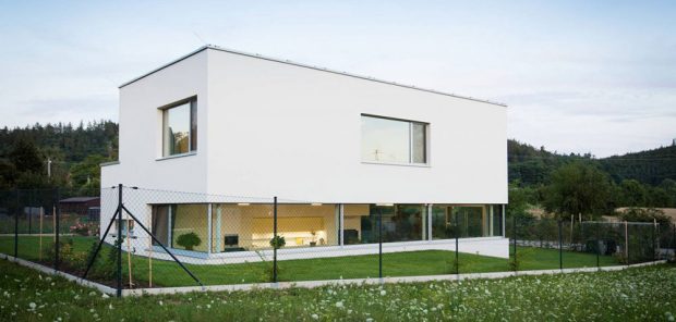 Čistý kubický tvar a bílá barva: Rodinný dům v brněnském Komíně