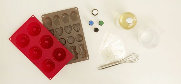 1. CO POTŘEBUJEME? Nejdůležitější při výrobě je želatina, vonný olej a neutrální gel. foto: Möbelix