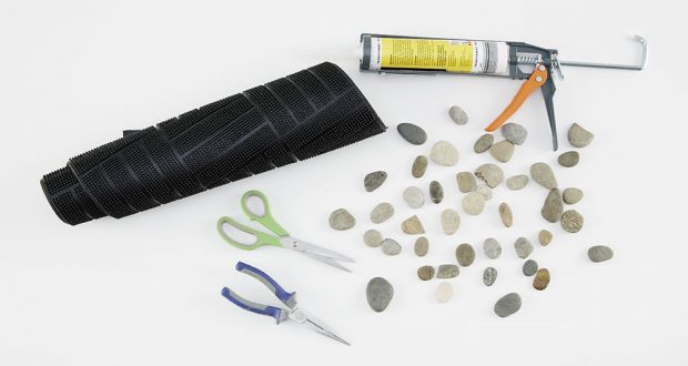 1. MATERIÁL A POMŮCKY Pro výrobu kamenné rohožky či koberečku jsou podstatné hlavně kamínky – ploché, kulaté, gumová podložka a silikonové lepidlo. foto: Möbelix