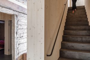 Uvnitř domu se skvěle snoubí staré renovované dřevo tvořící stěny s nově přidaným světlejším smrkovým dřevem, použitým k obkladům stěn i stropu. FOTO CHRISTIAN SCHAULIN