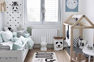 V nordic stylu je zařízen i dětský pokoj. Stěny zdobí světlé barvy – mátová a šedá. FOTO KLÁRA DAVIDOVÁ