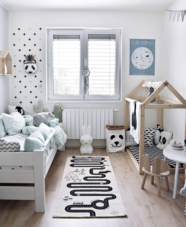 V nordic stylu je zařízen i dětský pokoj. Stěny zdobí světlé barvy – mátová a šedá. FOTO KLÁRA DAVIDOVÁ