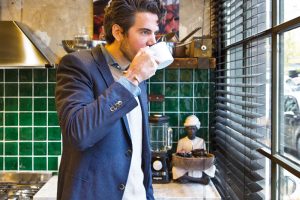 Spokojený majitel a designér v jedné osobě James van den Velden si ve svém domově rád vychutnává aromatickou kávu. FOTO WESTWING HOME&LIVING