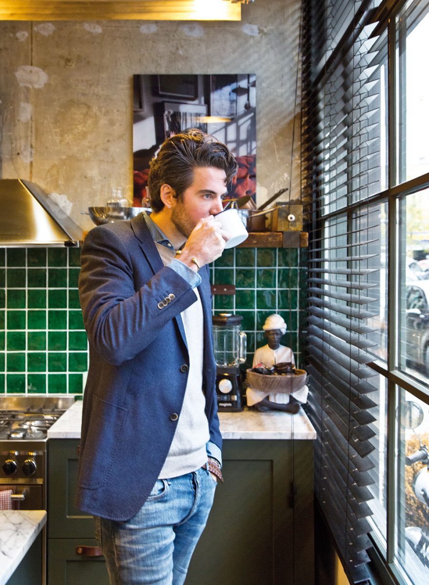 Spokojený majitel a designér v jedné osobě James van den Velden si ve svém domově rád vychutnává aromatickou kávu. FOTO WESTWING HOME&LIVING
