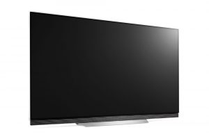 Výjimečně elegantní televizor 65“ LG OLED65E7V s extrémně tenkým OLED panelem poskytuje špičkovou kvalitu obrazu, věrné barvy a dokonalou černou prostřednictvím samosvíticích pixelů. Špičkový zážitek ze sledování podtrhuje podpora formátu Dolby Vision a Dolby Atmos, který vytváří trojrozměrnou zvukovou kulisu. V pohodlí domova si tak divák užije vynikající kvalitu obrazu a zvuku. OLED televizor byl oceněn za elegantní design. FOTO LG