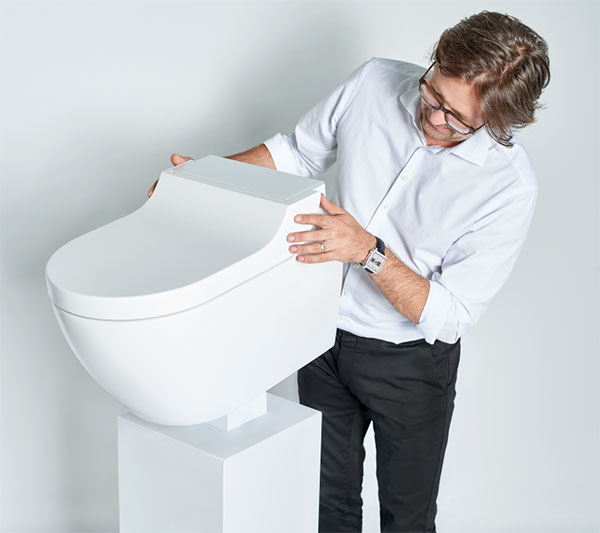 Známý průmyslový návrhář Christoph Behling s novou toaletou AquaClean Tuma, kterou navrhl. zdroj Geberit