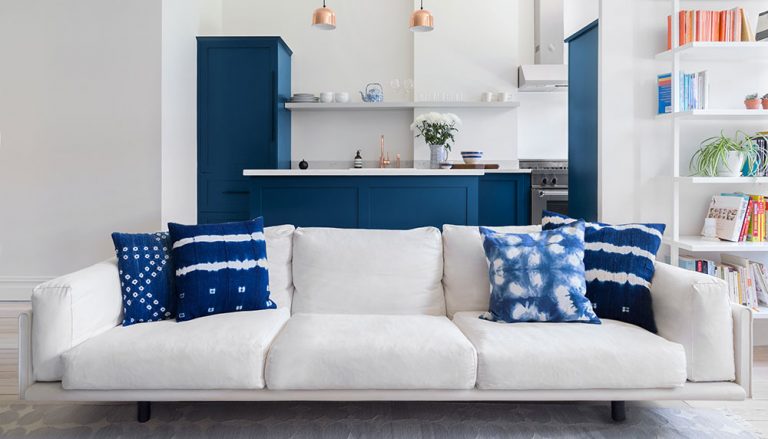 Moderní interiér ve stylu vintage: Fascinující hra bílé s tmavě modrou