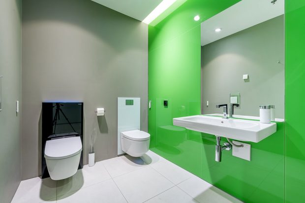 Sprchovací WC Sela s předstěnovou skrytou sanitární nádržkou (vlevo) a Mera s designovou krycí deskou. Foto Geberit