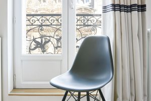 V bytě laděném ve skandinávském stylu nemůže chbět alespoň jedna slavná židle Charlese a Ray Eamsových. FOTO WESTWING